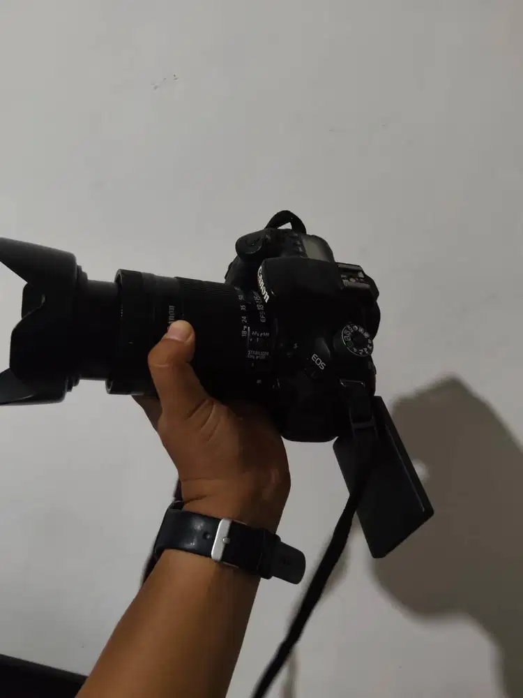 Canon 80 D + lensa 18-135 MM + Tali Cerger, batre  Bonus tas -Murah