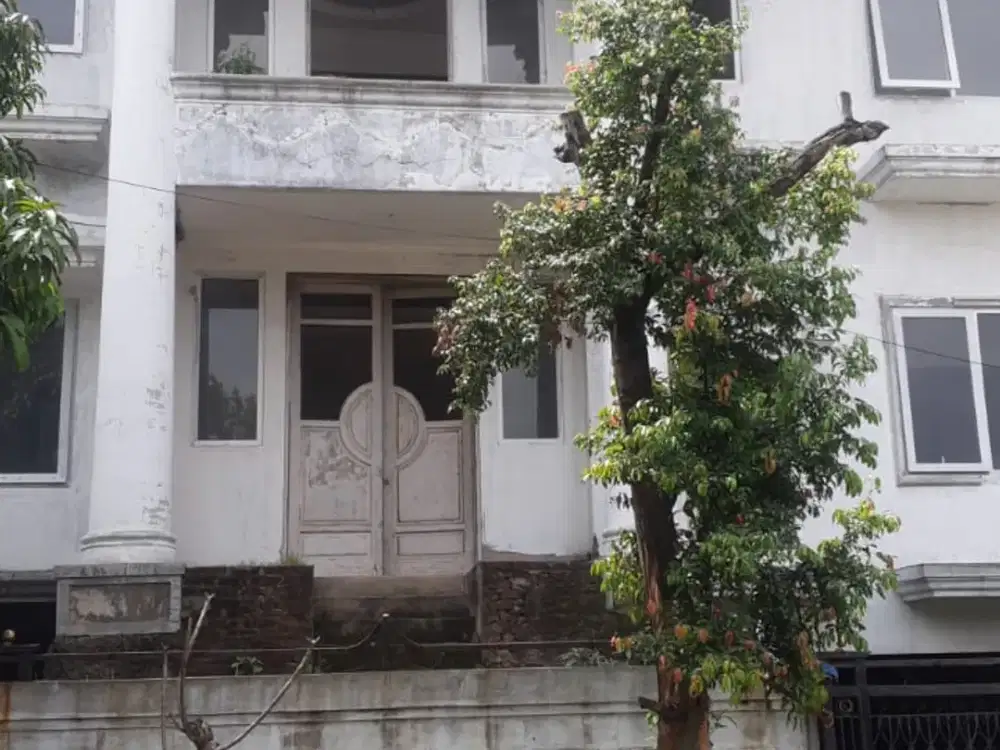 RUMAH 3 LANTAI LUAS STRATEGIS DEKAT SEKOLAH, TOL, TEMPAT KULINER DI BATUNUNGGAL BANDUNG