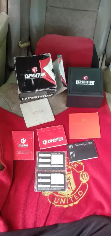 Di jual semua macam buku,kartu ,kotak jam murah aja yg butuh