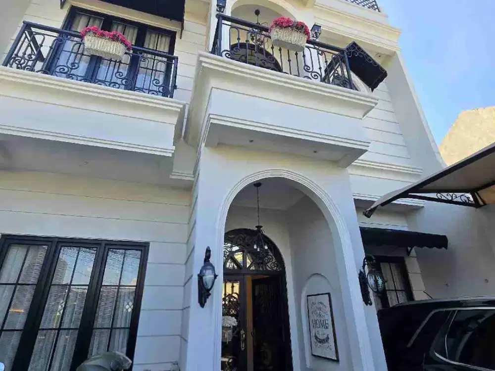 Rumah mewah design classic dengan jacuzzi dan Rooftop di Condet Jaktim