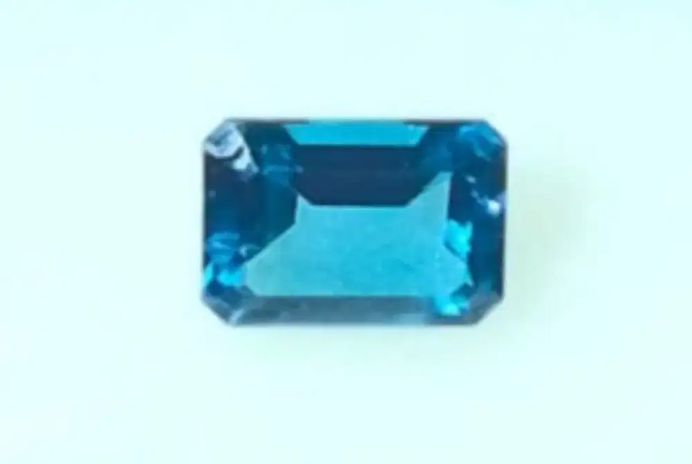 Batu permata blue topaz