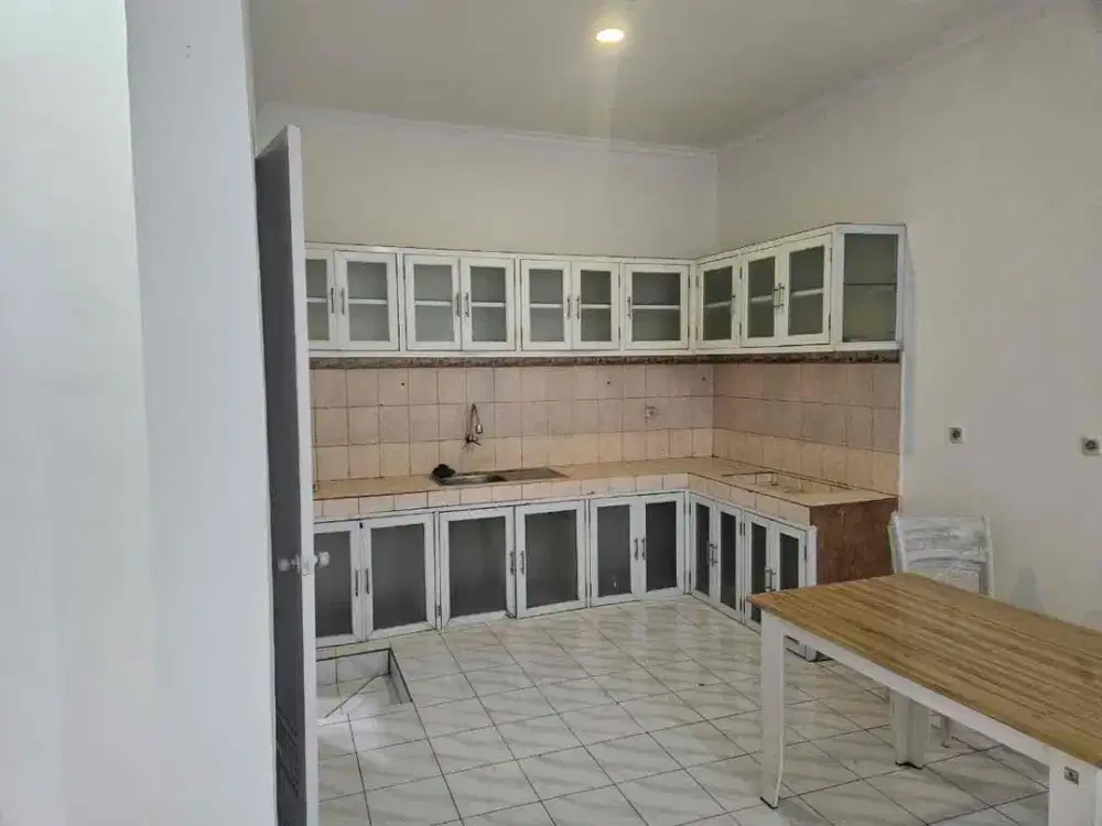 Disewakan rumah 2,5lt  di Legenda Wisata