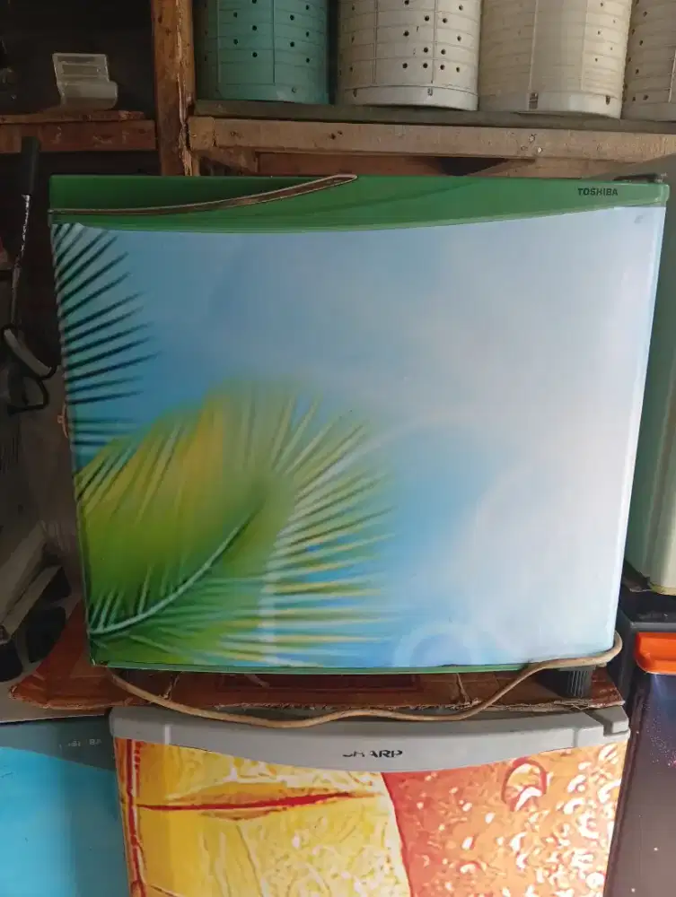 Kulkas Mini bar Mer TOSHIBA bekas kea Dingin