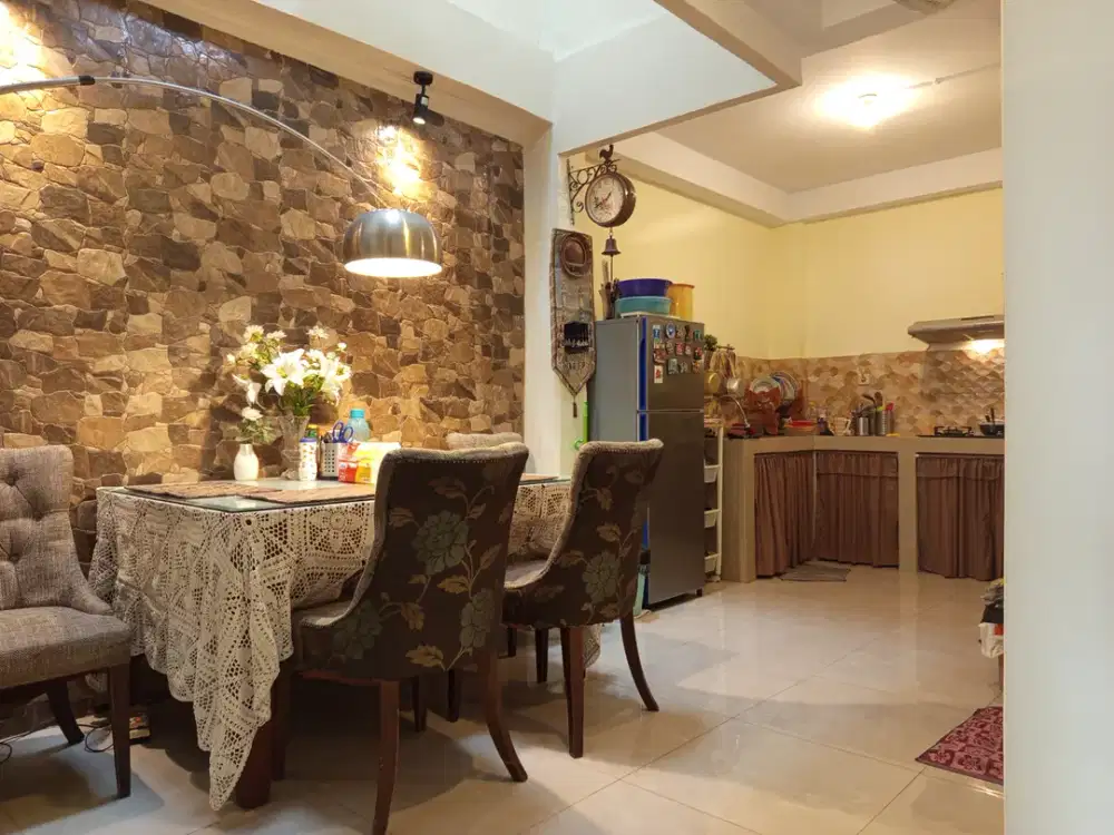 Dijual rumah siap huni sekilo dr pintu tol dalam komplek di Cinere