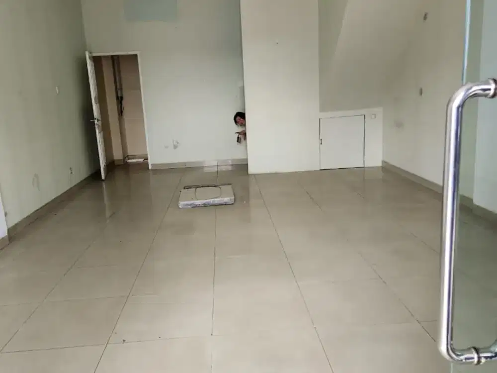 DISEWAKAN RUKO 2 1/2  LANTAI – BULEVARD HIJAU (LOKASI STRATEGIS)