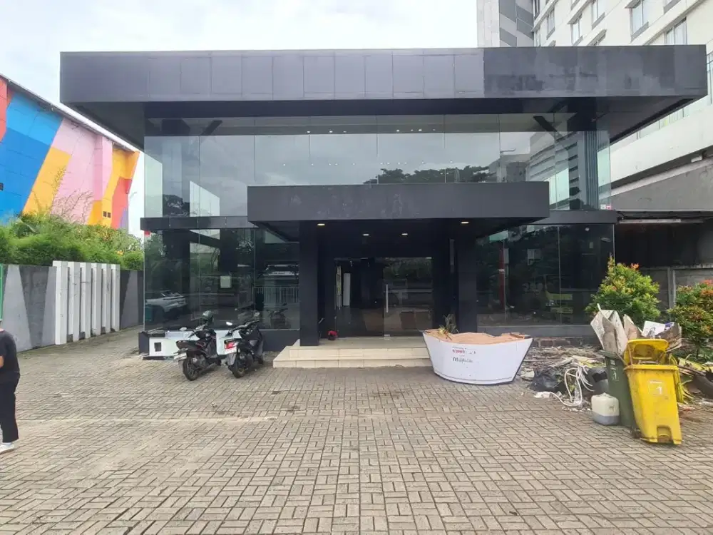 GEDUNG SHOWROOM 2 LANTAI TB SIMATUPANG ADA BENGKEL PARKIR LUAS DEKAT TOL