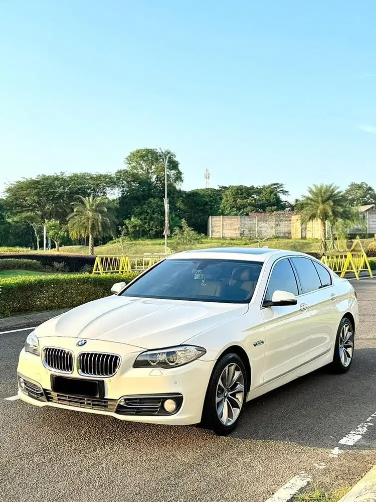 SANGAT ISTIMEWA! BMW F10 528i 2.0 Luxury A/T 2014
