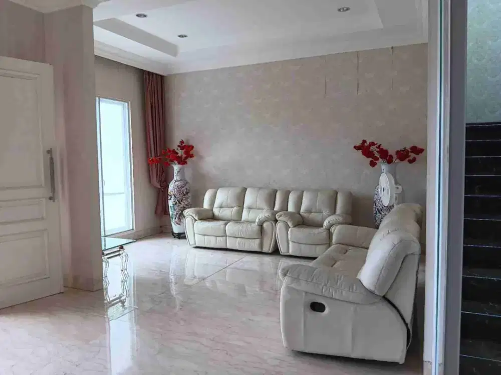 Dijual Rumah Semi Furnished 3 Lantai di Gading Kirana Kelapa Gading