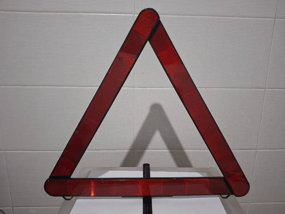 Segitiga reflektif waspada jalan