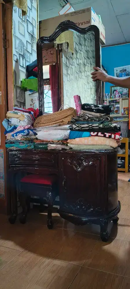 Meja Rias Kayu Motif Ukiran Tinggi 172 cm, Panjang 90 Lebar 50