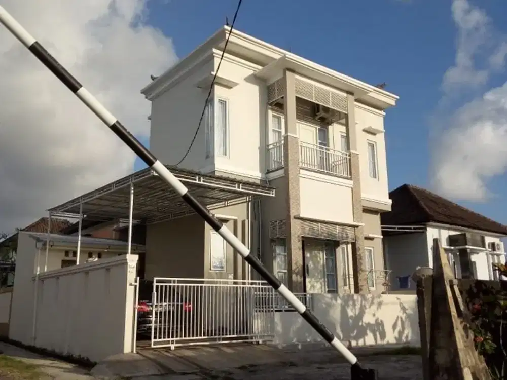 Rumah Cantik 2 Lantai Full Furnished Disewakan, di Area Ungasan