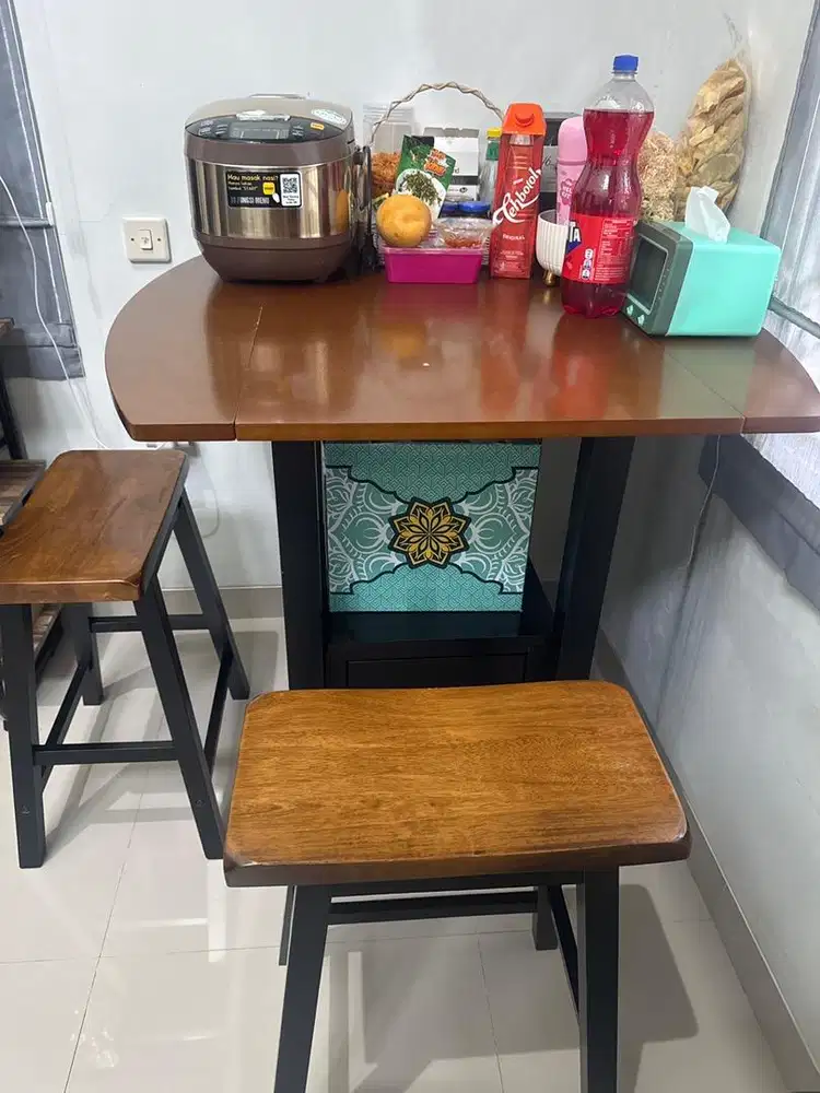 Meja makan dengan dua kursi merk Informa