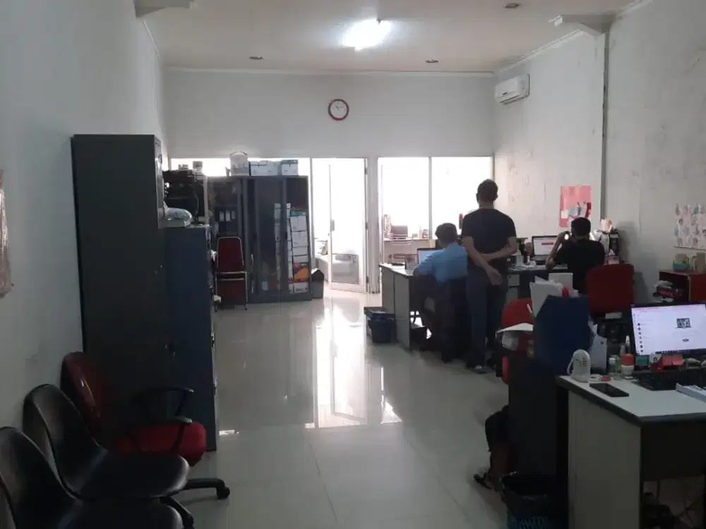 RUKO LUAS 3,5 LANTAI LOKASI STRTEGIS TENGAH KOTA SIAP PAKAI DI KARAPITAN BANDUNG