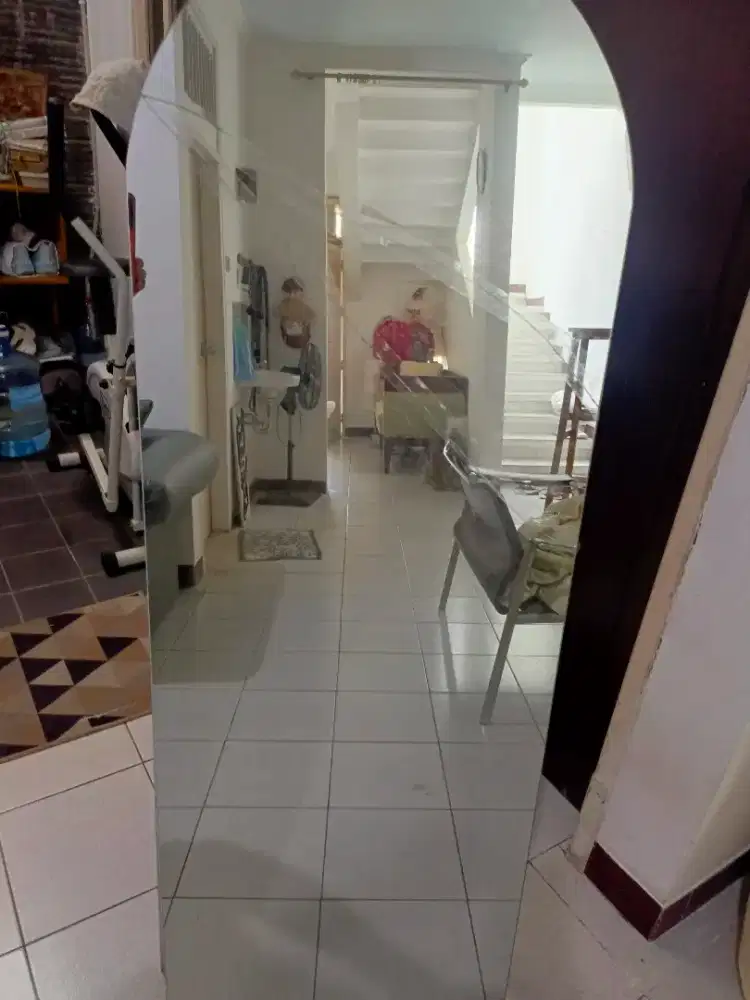 Kaca cermin ada kaki nya cacat retak 2 garis