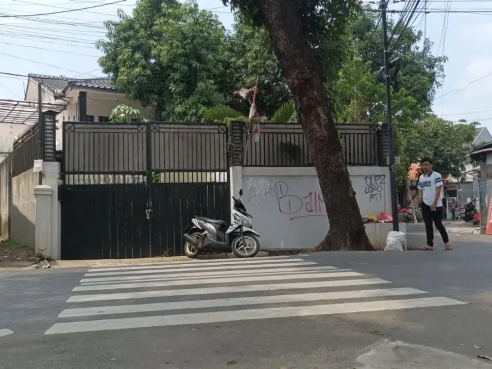 Rumah Hoek 2Lt Ada Private Pool di Jagakarsa, Hanya 10 Menit ke Tol Brigif