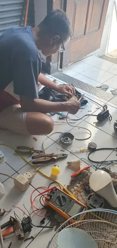 Tukang listrik dan bangunan