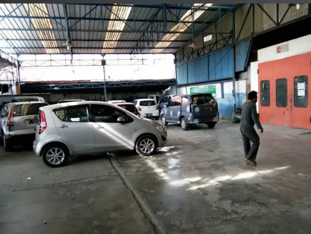 Di kontrakan bengkel mobil yang sedang berjalan