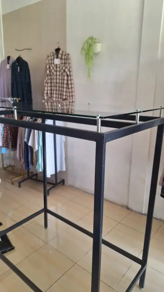 Meja kaca display hanger