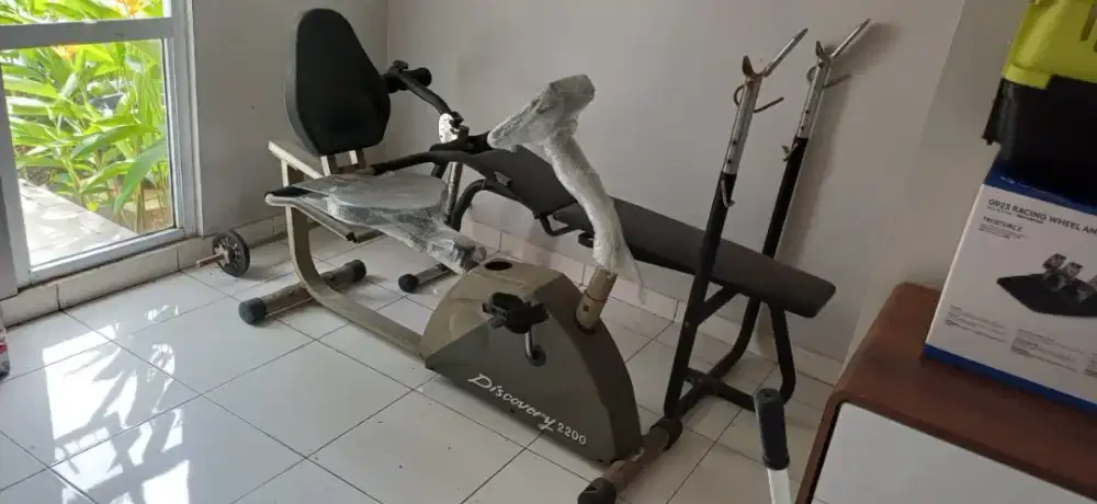 Peralatan Gym (Static Bike & Meja Barbel)