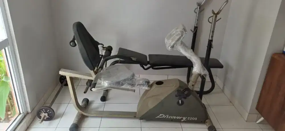 Peralatan Gym (Static Bike & Meja Barbel)