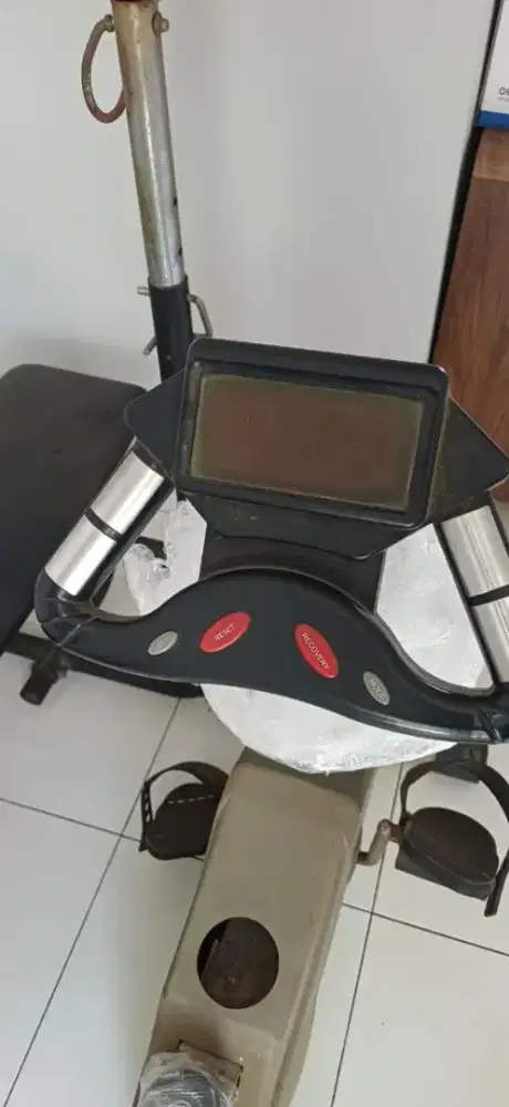 Peralatan Gym (Static Bike & Meja Barbel)