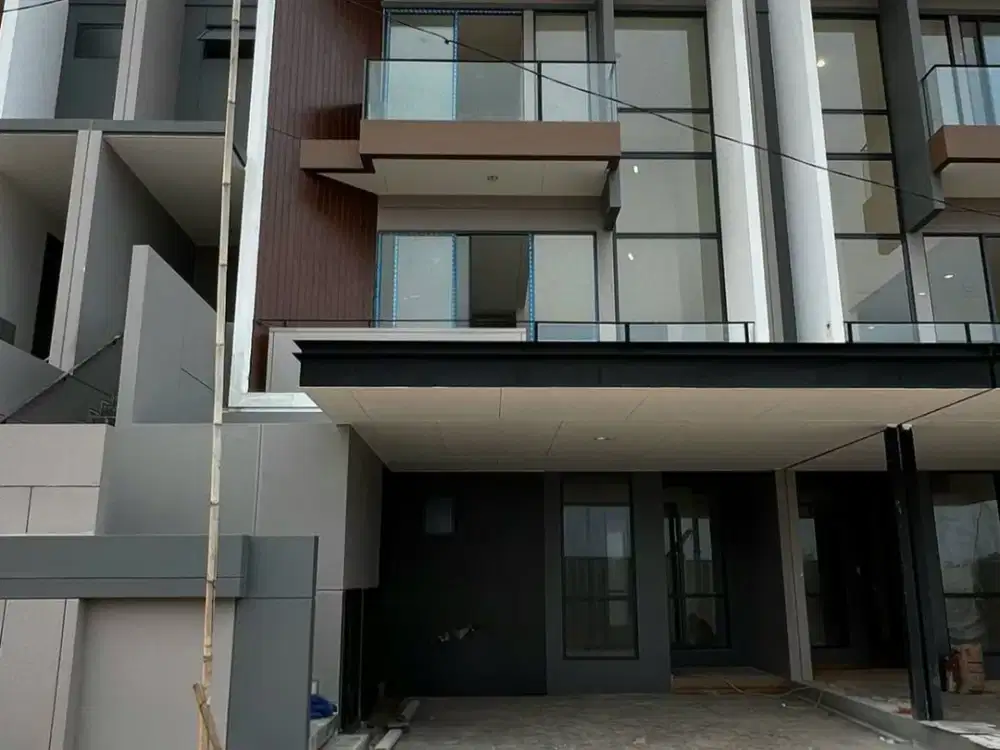 Jual Rumah Cluster Kelimutu JGC, 3Lantai 4+1 KT, Lb 203 m²