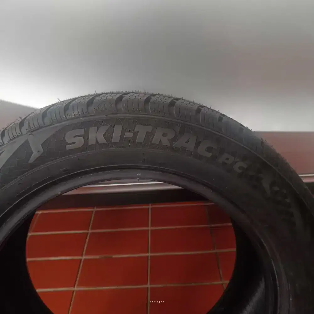 Ban mobil 205/55 R16 SKI-TRAC pc Armstrong