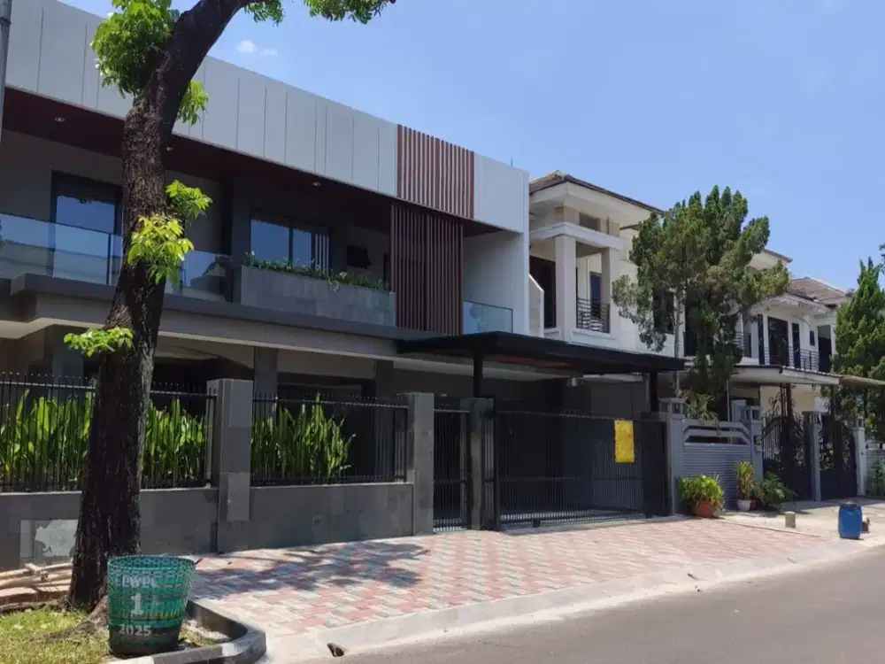 Rumah Sudah Renovasi Di Jalan Boulevard, ada rooftop Puspita Loka BSD City