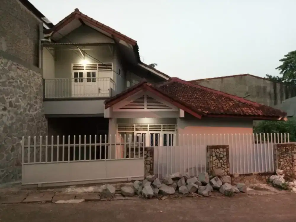 Rumah 1,5 lantai dekat stasiun LRT harjamukti