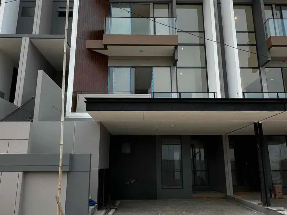UNIT LANGKA Rumah 3 Lantai di Cluster Eksklusif – Bangunan Luas