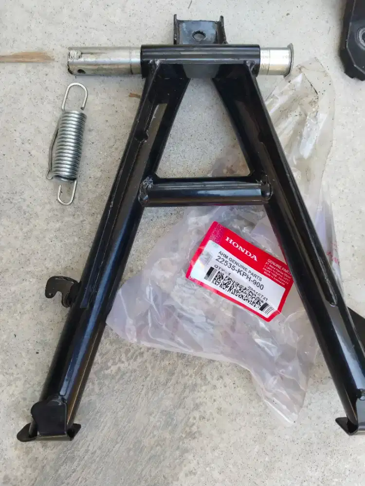 Standar tengah Honda CS1