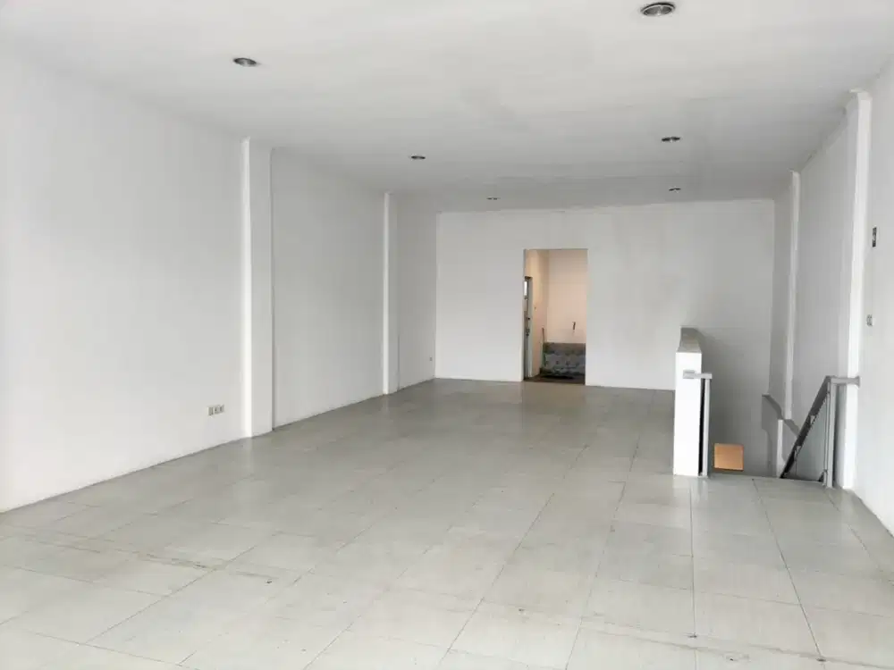 RUKO 2,5 LANTAI LOKASI FAVORIT LINGKUNGAN RAMAI STRATEGIS SIAP PAKAI DI MEKAR WANGI BANDUNG