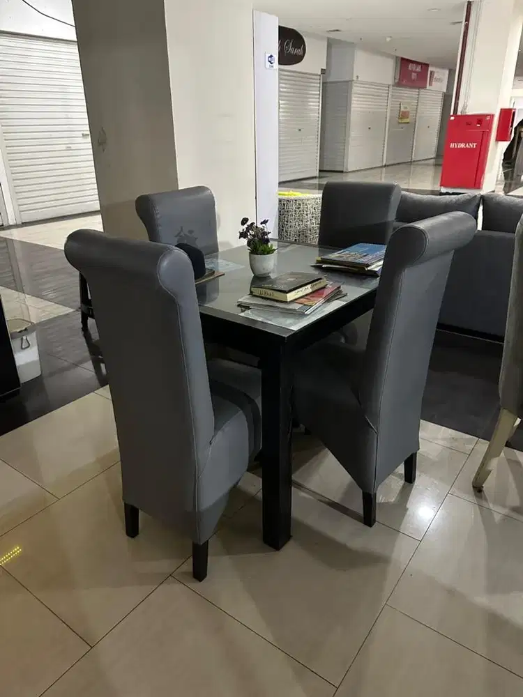 Meja makan 4kursi