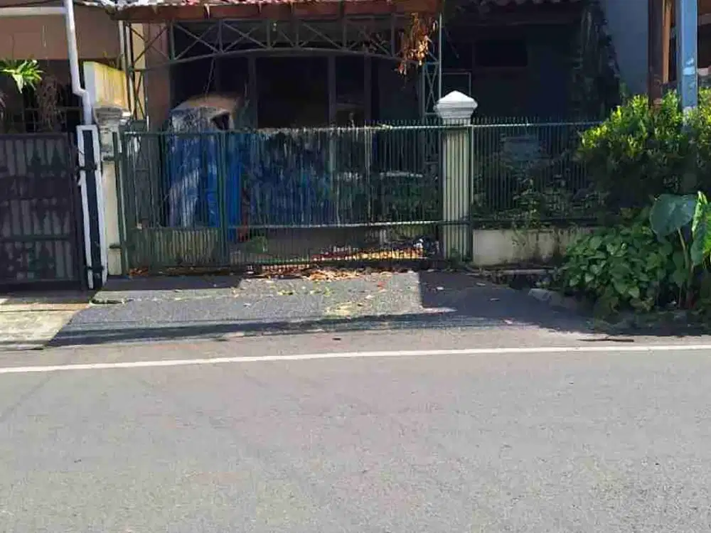 Rumah Pinggir Jalan Raya Kondisi Apa Adanya di Duren Sawit, Jaktim