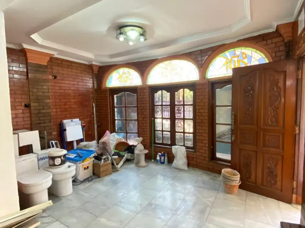 Rumah Mewah Siap Huni di Tebet – Sudah Renovasi, LT 300 m², Harga Terbaik!