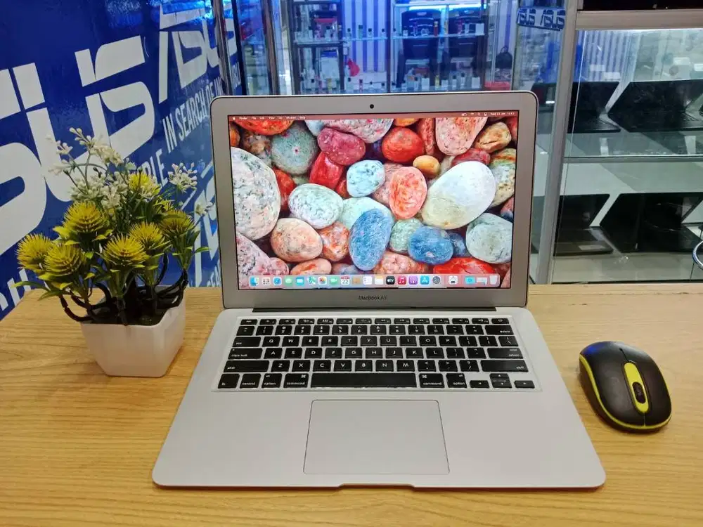 DIJUAL Macbook Air 2015 Intel Core i5 RAM 4GB SSD 256GB MacOs Monterey