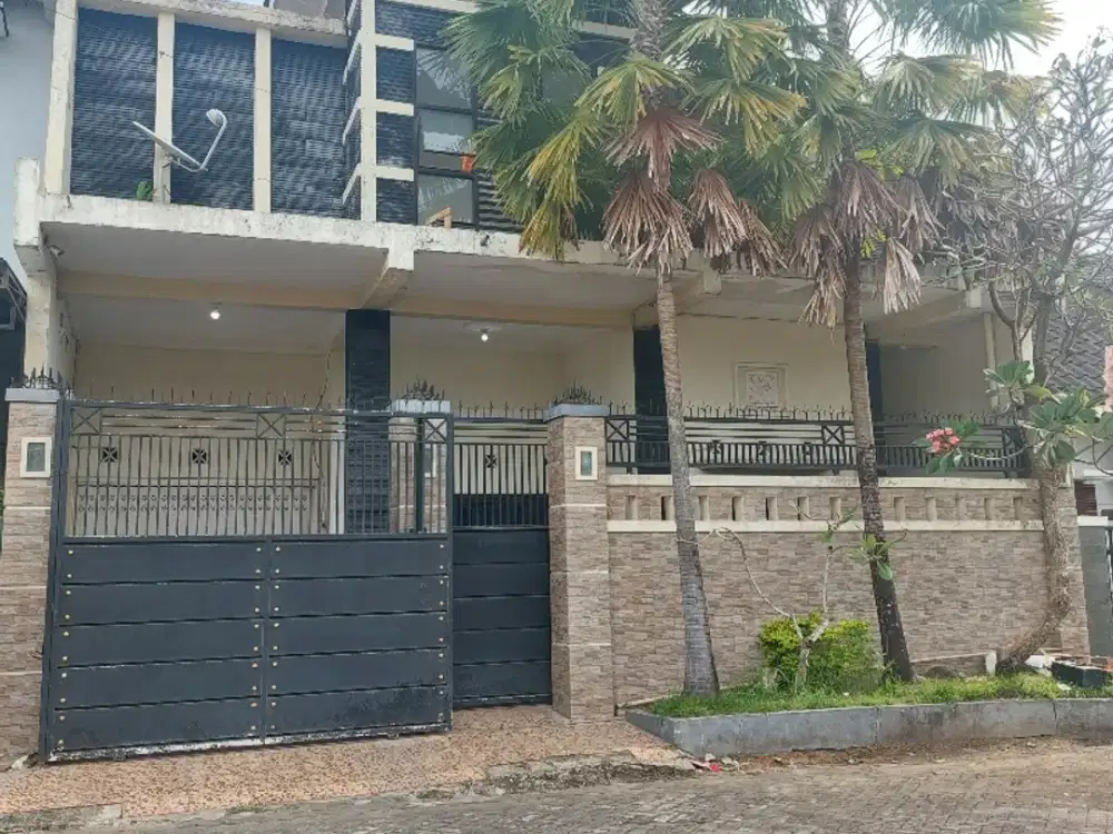 Dijual rumah 2lt tengah kota jember