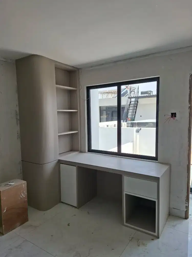 Meja tempahan minimalis