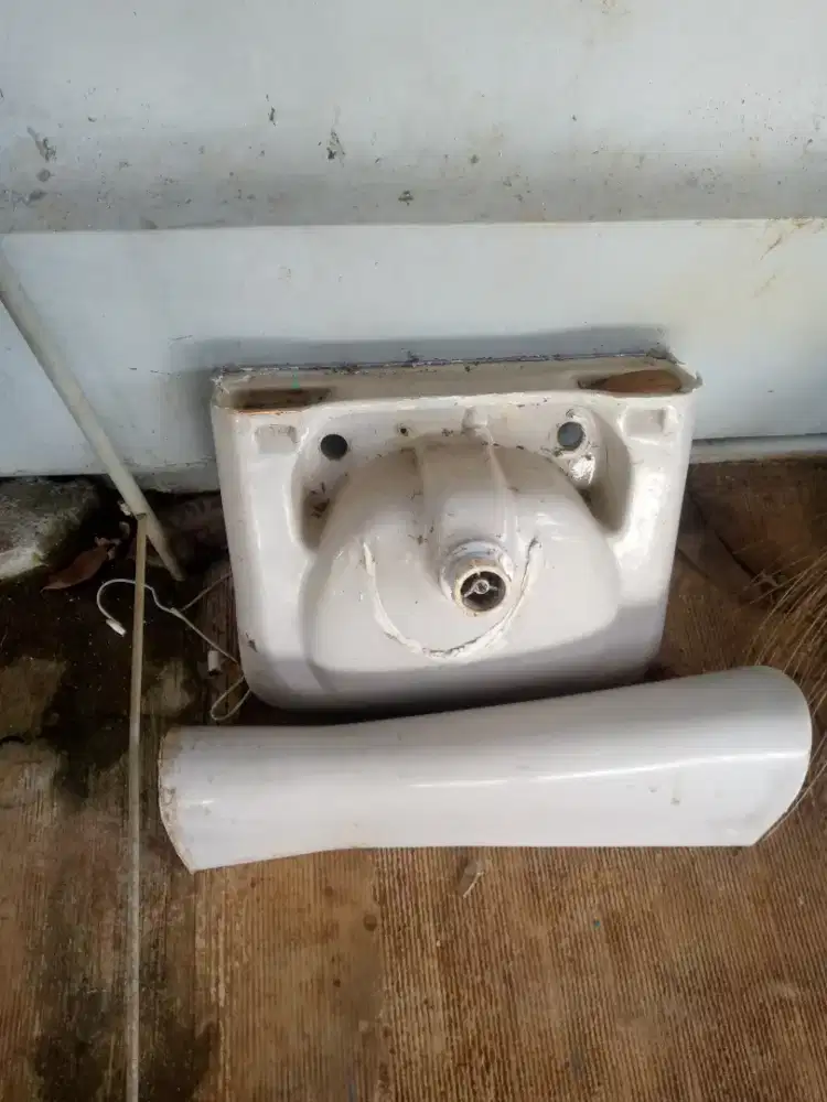 Wastafel dan dudukan keramik