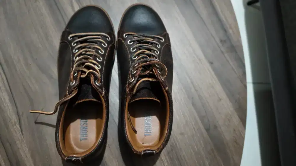 Sepatu Thursday