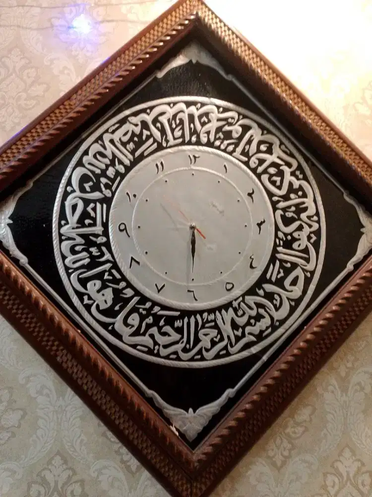 Jam Dinding Kaligrafi Islami Elegan – Desain Mewah dan Unik
