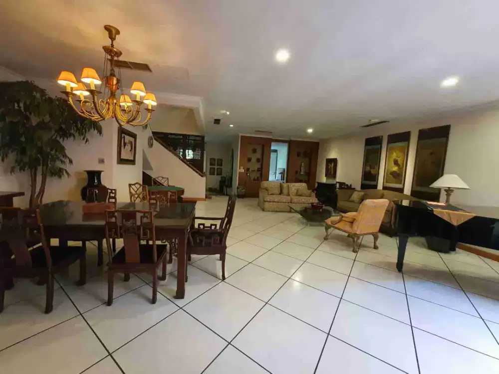 Rumah 3 Lantai di Menteng Jakarta Pusat  – LT 275m², Lokasi Strategis, Harga 28M Nego