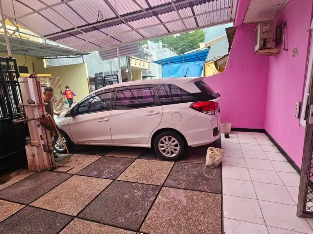 For Sale or Lease! Hunian Cerah Renovated 2 ½ Lantai di Kelapa Hybrida