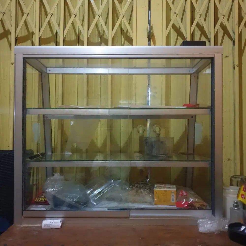 Étalase baru dipakai 2 bulanan, jual rugi.