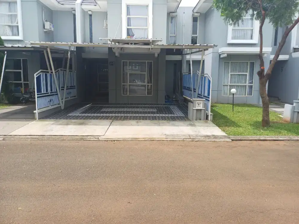 Disewakan Rumah Depan Taman ,Murah, Luas Dan Istimewa