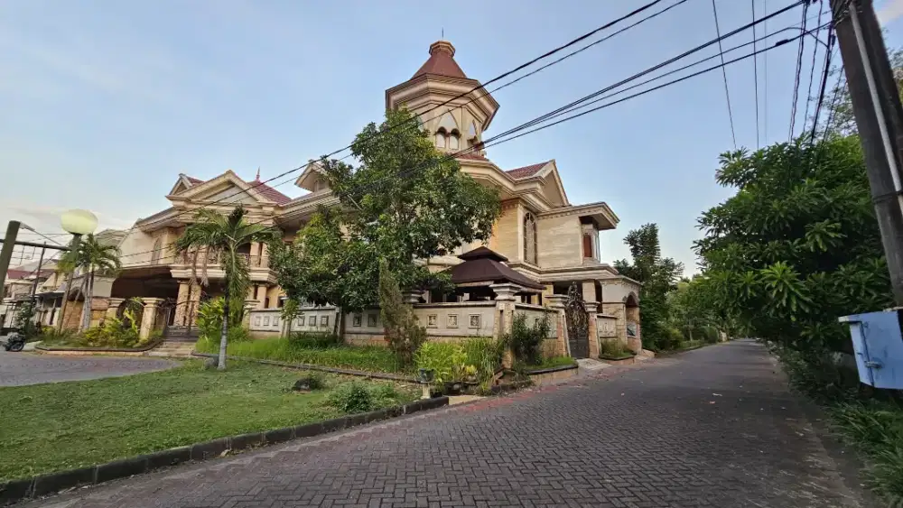 Dijual rumah mewah bergaya klasik araya galaxy bumi permai