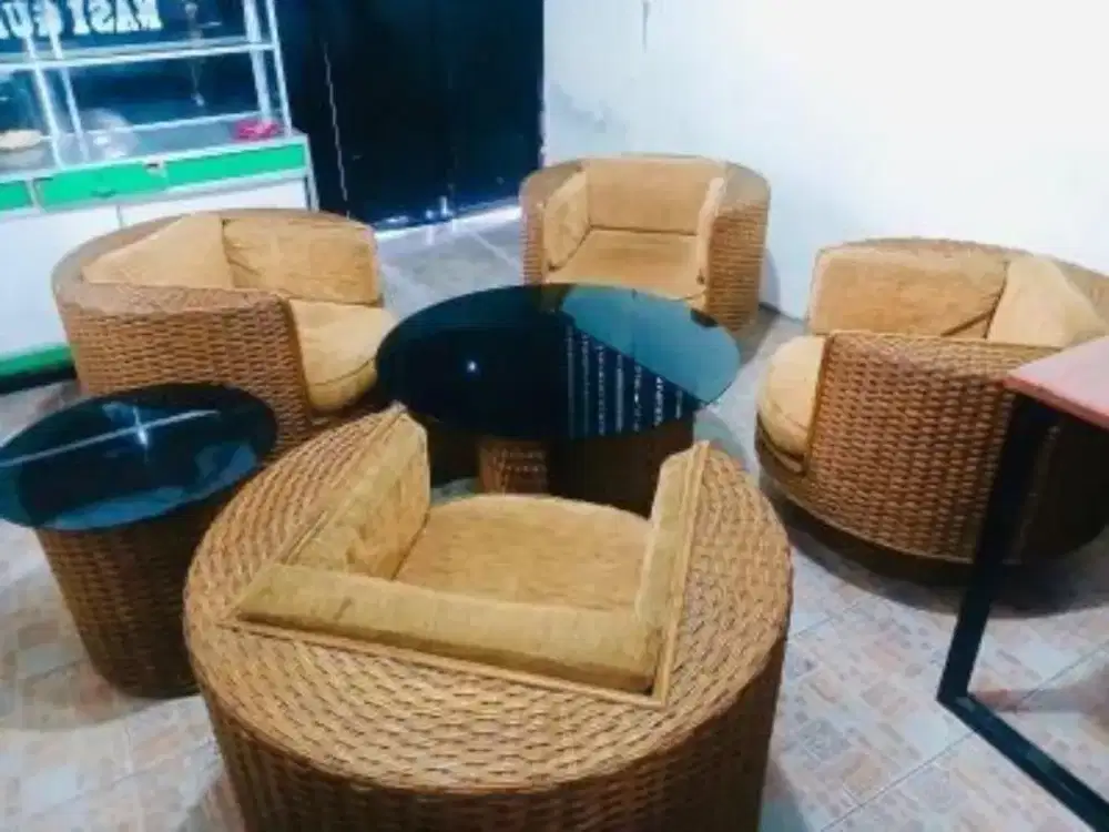 Di jual kursi rotan lengkap dengan meja nya,kondisi mulus