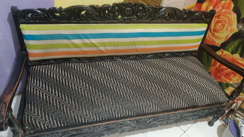 1 set kursi keluarga ( terdiri dari bangku panjang dan 3 bangku single