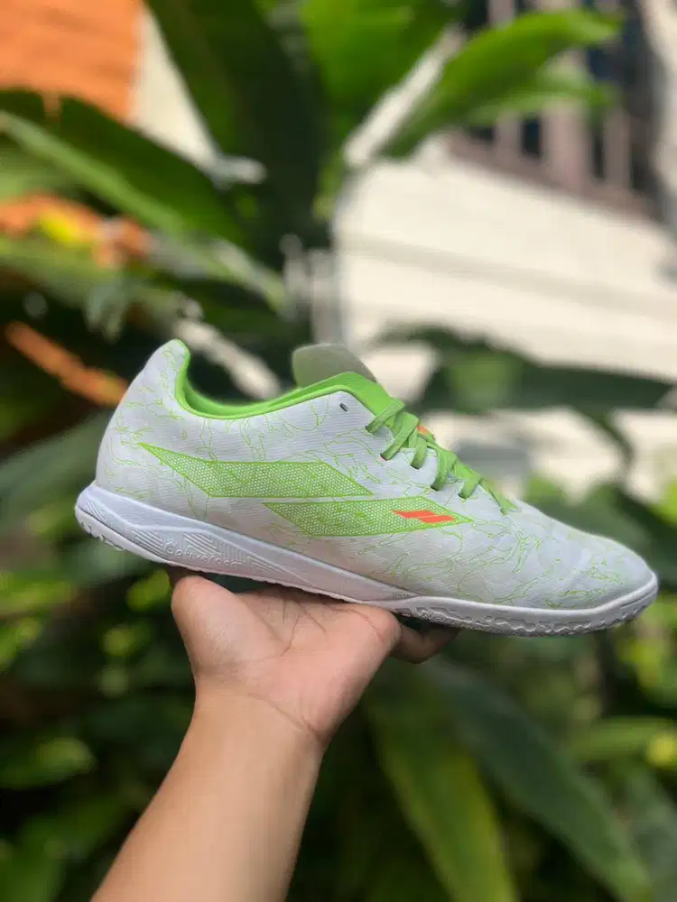 Sepatu futsal mills