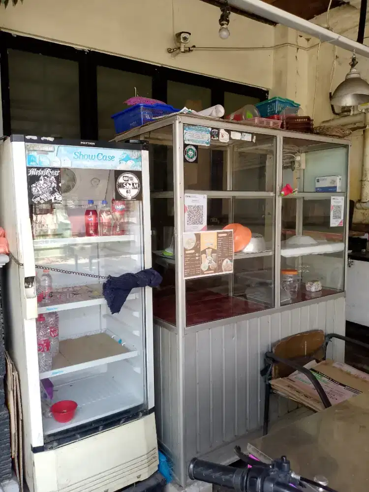 Etalase dan showcase dagang dijual butuh